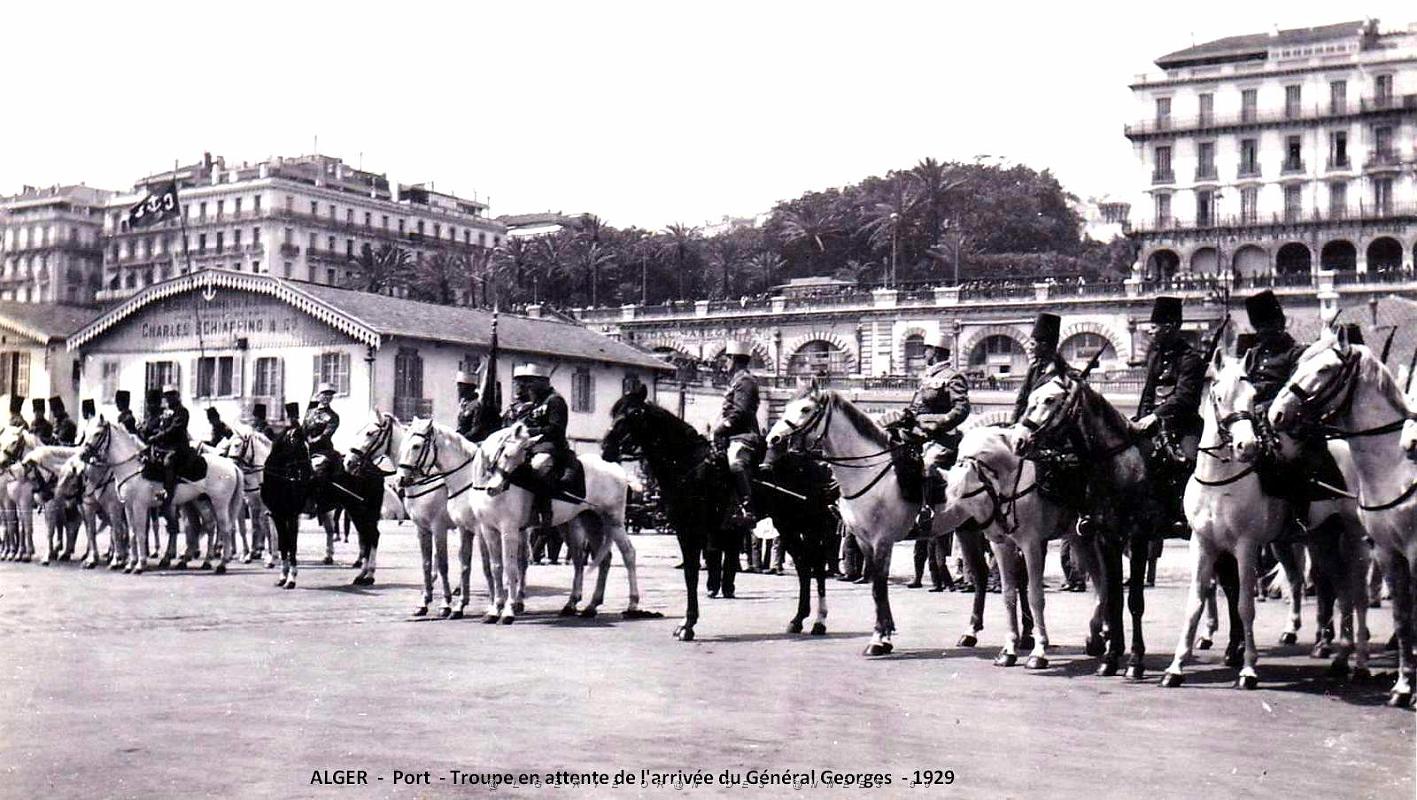 1251- Alger - Troupe en attente de rendre les Honneurs au General Georges - 1929.jpg
